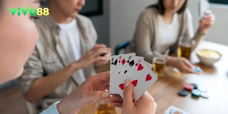 Lượt đánh bài sẽ thực hiện theo chiều kim đồng hồ tính từ người bắt đầu đánh