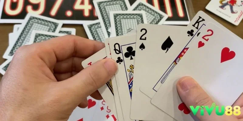 Trò chơi sẽ bắt đầu khi bàn đánh bài có đủ từ 2 đến 5 người